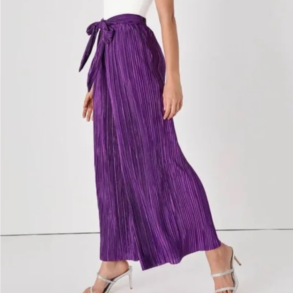 Gorgeous purple Lulus pants. Like new condition. Size medium.
